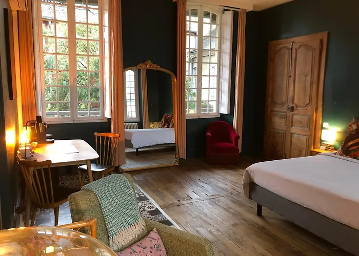 La Maison aux murs anciens et ses chambres