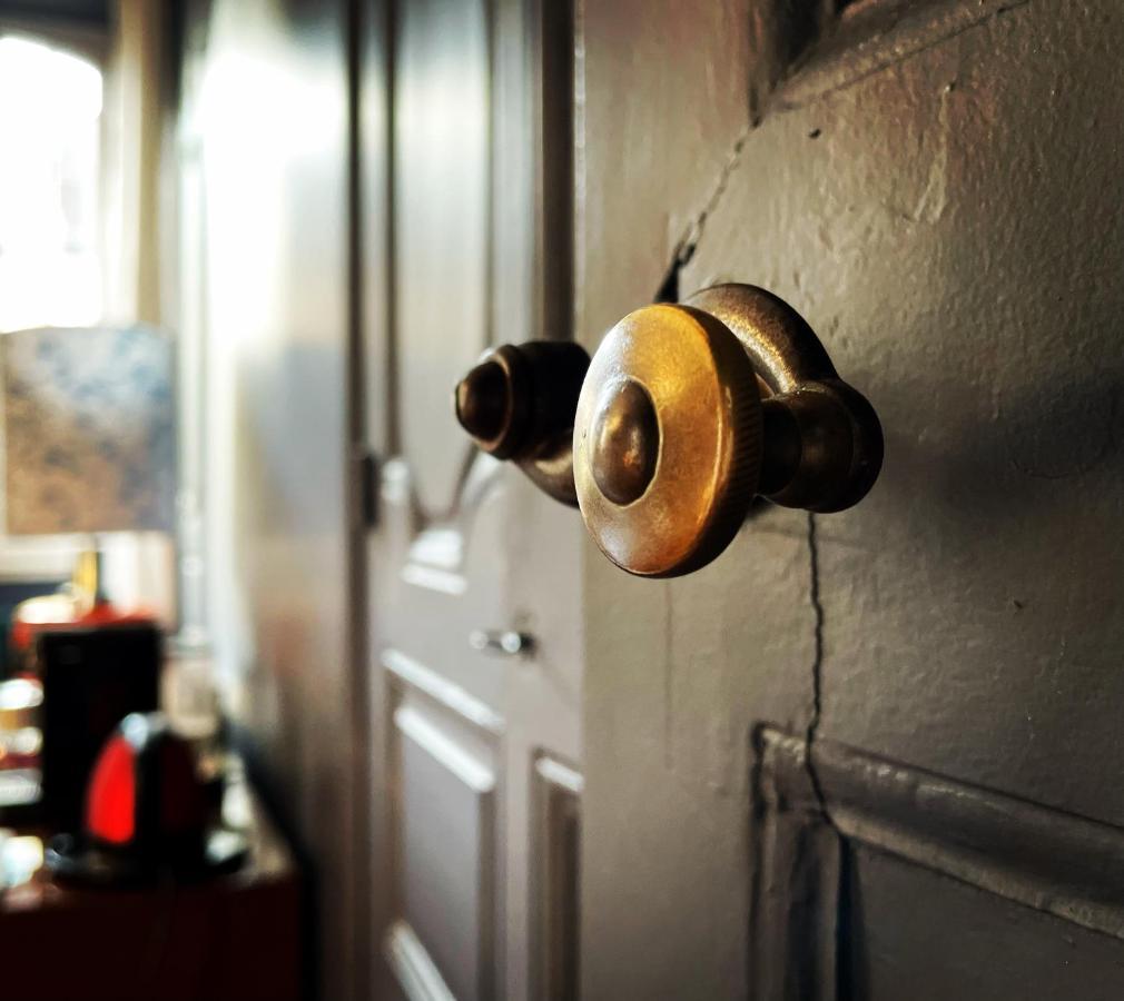 Homestay La Maison Aux Murs Anciens Et Ses *