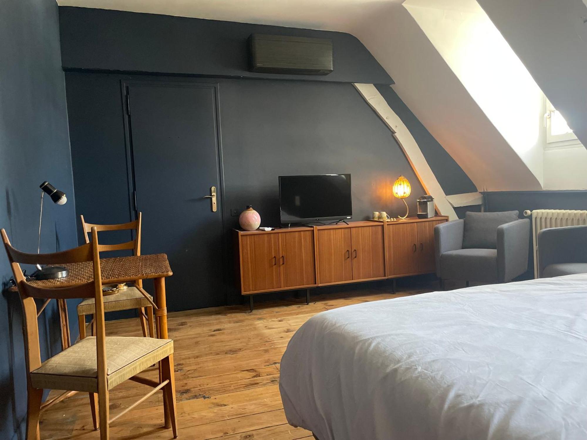 La Maison Aux Murs Anciens Et Ses Tarbes